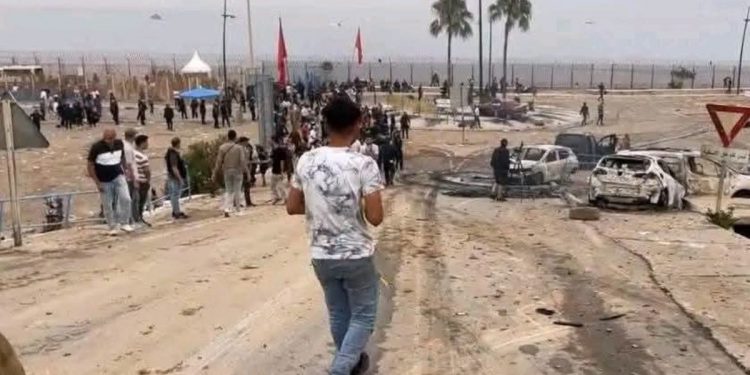 Así quedó la zona marroquí de la frontera con Ceuta: vehículos calcinados y numerosos daños