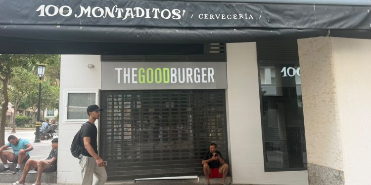 Ceuta baja la persiana: Zara, Mango, Granier, TGB y numerosos comercios cierran ante la crisis migratoria