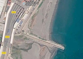 El Gobierno instala una barrera de contención de 500 metros en el espigón del Tarajal en Ceuta para frenar las entradas irregulares