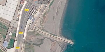 El Gobierno instala una barrera de contención de 500 metros en el espigón del Tarajal en Ceuta para frenar las entradas irregulares