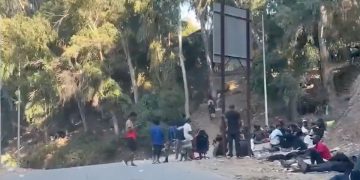 Tensión máxima en el CETI de Ceuta: un millar de migrantes espera fuera sin comida ni agua