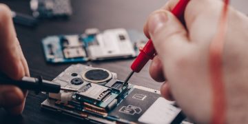Adiós a tirar el móvil al primer fallo: la UE obliga a facilitar reparaciones fuera de garantía