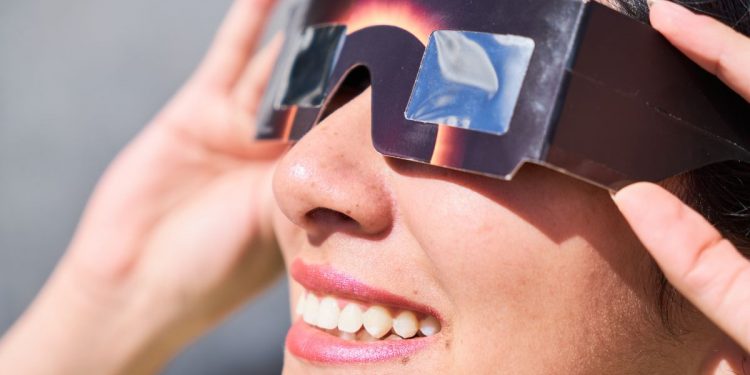 Eclipse solar del 12 de agosto: las gafas que realmente protegen los ojos y cómo reconocerlas