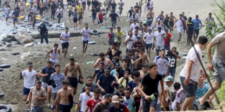 El Gobierno destina 25 millones extraordinarios para atender a los menores migrantes llegados a Ceuta