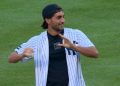 Ferran Torres cambia el balón por el béisbol y lanza la primera bola en el Yankee Stadium