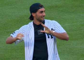 Ferran Torres cambia el balón por el béisbol y lanza la primera bola en el Yankee Stadium
