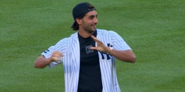 Ferran Torres cambia el balón por el béisbol y lanza la primera bola en el Yankee Stadium