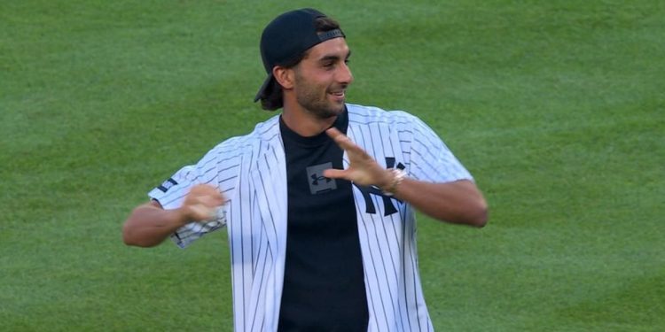 Ferran Torres cambia el balón por el béisbol y lanza la primera bola en el Yankee Stadium