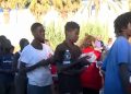 Más de cien menores migrantes pasan su primera noche en un colegio habilitado en Ceuta