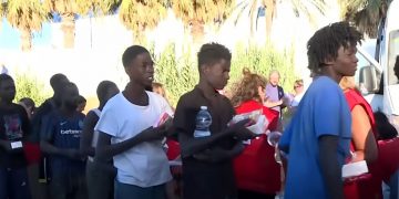 Más de cien menores migrantes pasan su primera noche en un colegio habilitado en Ceuta