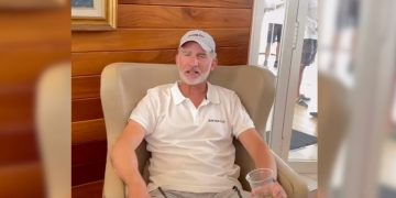 Felipe VI reacciona con humor cuando le llaman “el rey más guapo” mientras toma una cerveza