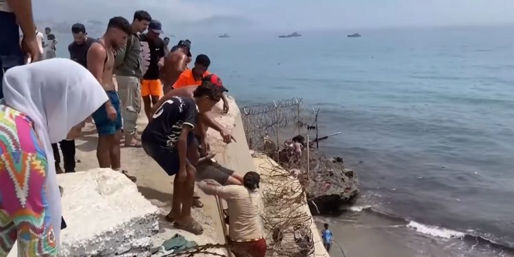 Madrid asegura que no ha recibido información sobre los menores migrantes llegados a Ceuta
