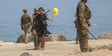 Defensa frena las vacaciones militares en Ceuta tras dar el CNI credibilidad a un nuevo asalto masivo