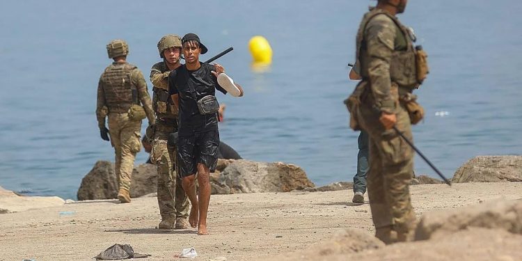 Defensa frena las vacaciones militares en Ceuta tras dar el CNI credibilidad a un nuevo asalto masivo