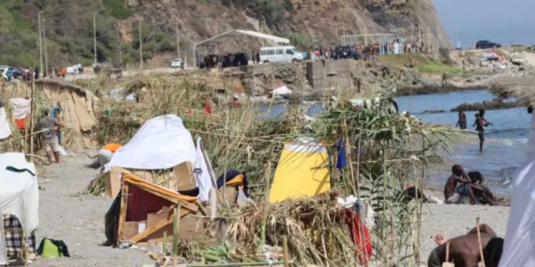 Refuerzo de emergencia en las playas de Ceuta para frenar el impacto ambiental de los asentamientos