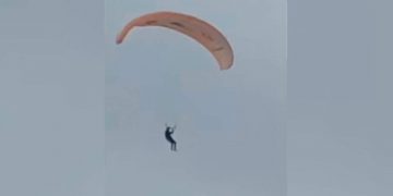 Un migrante logra burlar el blindaje de Ceuta y aterriza en Benzú a bordo de un parapente