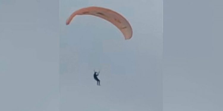 Un migrante logra burlar el blindaje de Ceuta y aterriza en Benzú a bordo de un parapente