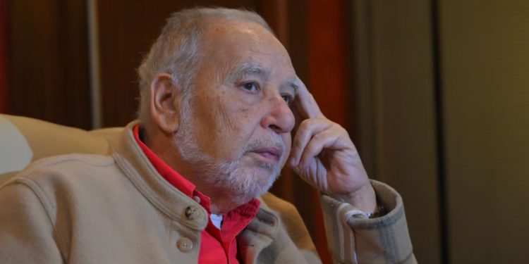 Tahar Ben Jelloun critica la inacción policial marroquí en Ceuta y denuncia la «hipocresía» europea