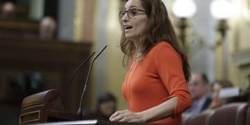 Mónica García descarga tensión: niega una crisis sanitaria en Ceuta y afirma que la ciudad cuenta con «más recursos que nunca»