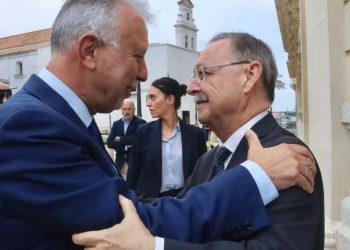 Tensión en Ceuta: reunión clave entre Torres y Vivas mientras la AUGC critica la cancelación de permisos y expertos hablan de «ataque híbrido»