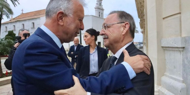 Tensión en Ceuta: reunión clave entre Torres y Vivas mientras la AUGC critica la cancelación de permisos y expertos hablan de «ataque híbrido»