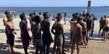 El Gobierno activa en Ceuta una campaña para proteger del eclipse a los migrantes que permanecen en la calle