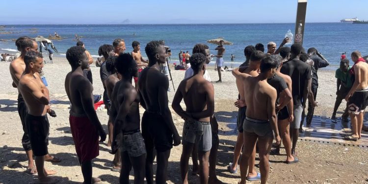 El Gobierno activa en Ceuta una campaña para proteger del eclipse a los migrantes que permanecen en la calle