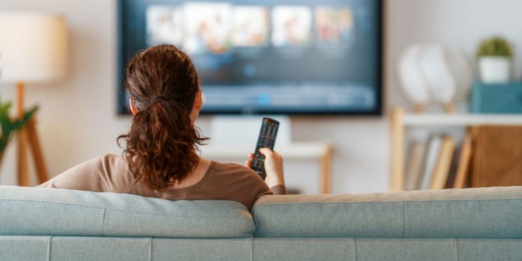 Dónde ver el eclipse solar hoy en televisión: horarios y programación especial de RTVE, laSexta, Cuatro y autonómicas