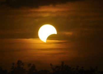Así se verá el eclipse solar desde Ceuta: hora, porcentaje de ocultación y previsión del tiempo