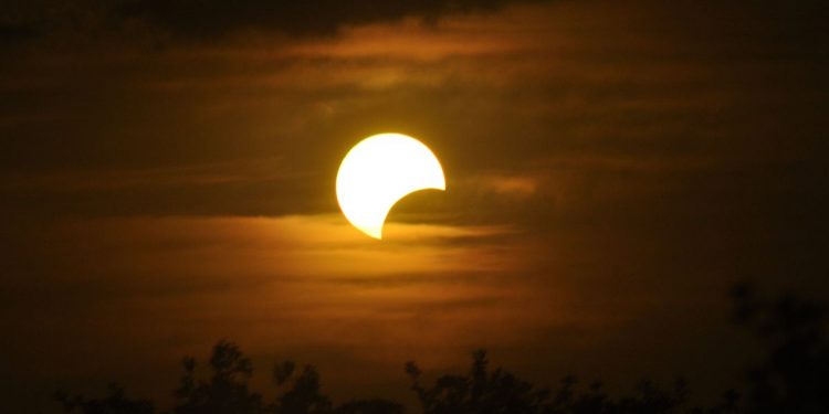 Así se verá el eclipse solar desde Ceuta: hora, porcentaje de ocultación y previsión del tiempo
