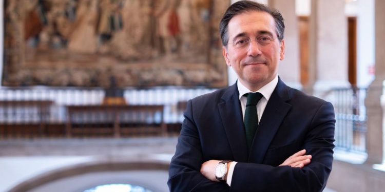 Albares aborda este martes la situación de Ceuta en plena crisis migratoria