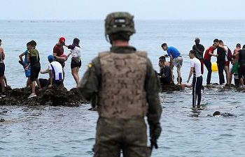 El Ejército se implica en la gestión de las aglomeraciones de menores en Ceuta