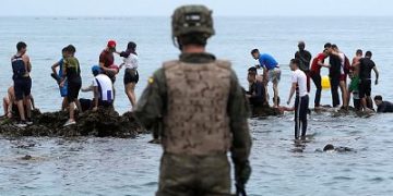 El Ejército se implica en la gestión de las aglomeraciones de menores en Ceuta