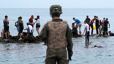 El Ejército se implica en la gestión de las aglomeraciones de menores en Ceuta