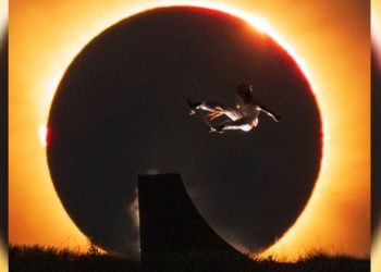 La espectacular acrobacia de Danny León durante el eclipse que se hace viral