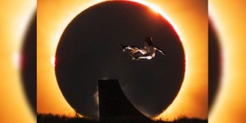 La espectacular acrobacia de Danny León durante el eclipse que se hace viral
