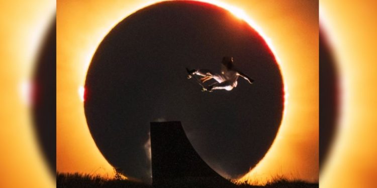 La espectacular acrobacia de Danny León durante el eclipse que se hace viral