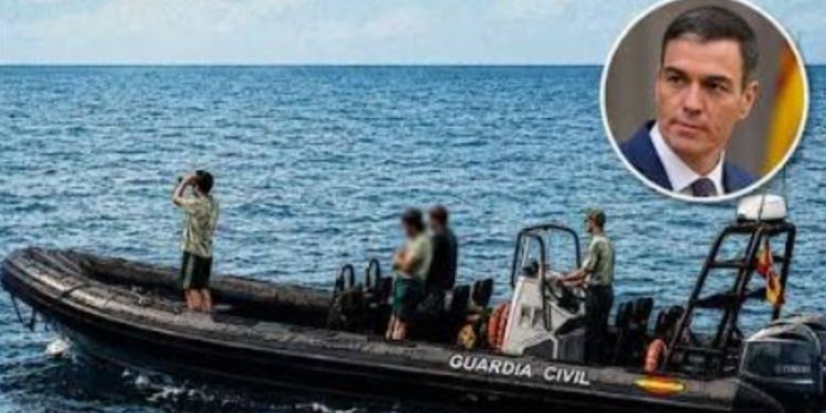 Moncloa oculta la matrícula y los distintivos de la ‘zodiac’ de la Guardia Civil que usa Sánchez para bucear