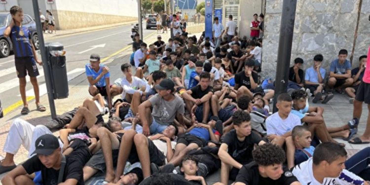Una ONG cifra en 5.500 los menores inmigrantes que siguen en Ceuta dos semanas después de la entrada masiva