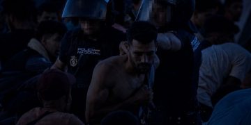 Batallas campales y peleas con armas blancas entre migrantes desatan el pánico en las barriadas de Ceuta