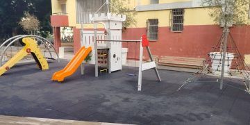 Los vecinos del Polígono toman la iniciativa y limpian los parques infantiles para devolverlos a los niños