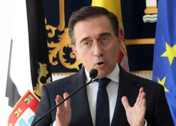 Las declaraciones de Albares desatan la alarma entre los migrantes llegados a nado a Ceuta ante el riesgo inminente de devolución