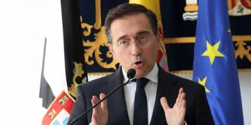 Las declaraciones de Albares desatan la alarma entre los migrantes llegados a nado a Ceuta ante el riesgo inminente de devolución