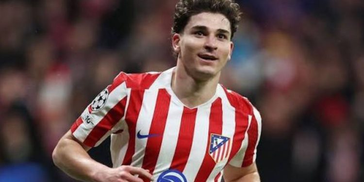 Simeone deja a Julián Álvarez fuera de la expedición a Marsella
