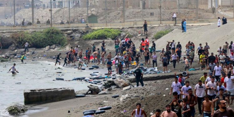 Marruecos moviliza al Ejército y a la Policía en Castillejos para frenar una nueva convocatoria masiva hacia Ceuta
