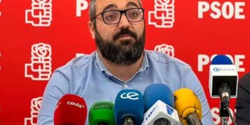 Ferraz exige a León y Guerrero la devolución de sus cargos en Ceuta bajo amenaza de expulsión