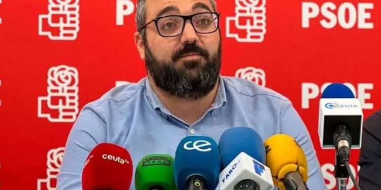 Ferraz exige a León y Guerrero la devolución de sus cargos en Ceuta bajo amenaza de expulsión