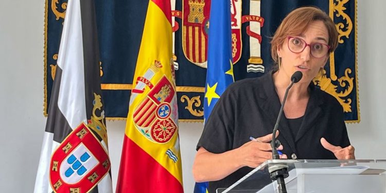 Mónica García genera indignación en Ceuta tras achacar a la «xenofobia» la alarma por la crisis sanitaria