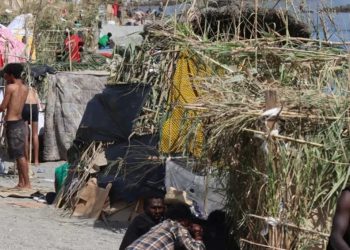 VOX Ceuta reclama la aplicación de la Ordenanza de Playas para desmantelar el asentamiento del Trampolín