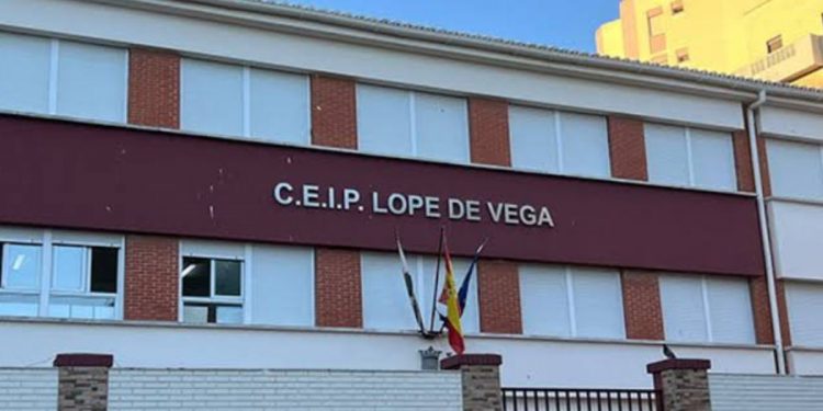 La incertidumbre sobre los colegios usados como centros de acogida inquieta a las familias de Ceuta